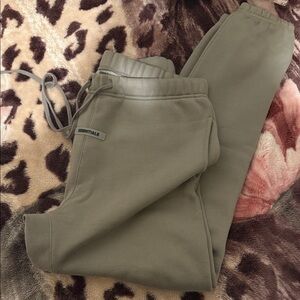 Men’s FOG Essentials sweatpants in rare color